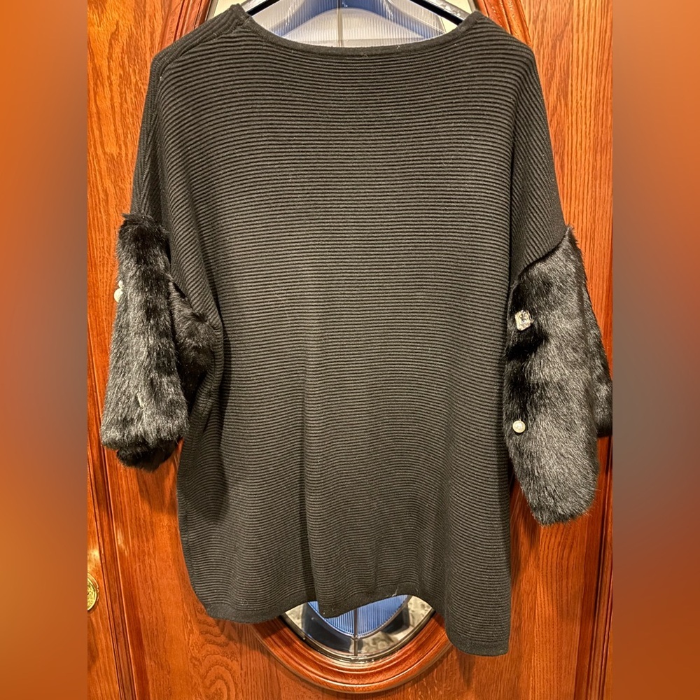 Elegant Black Sweater with Faux Fur Sleeves - Picture 5 of 10